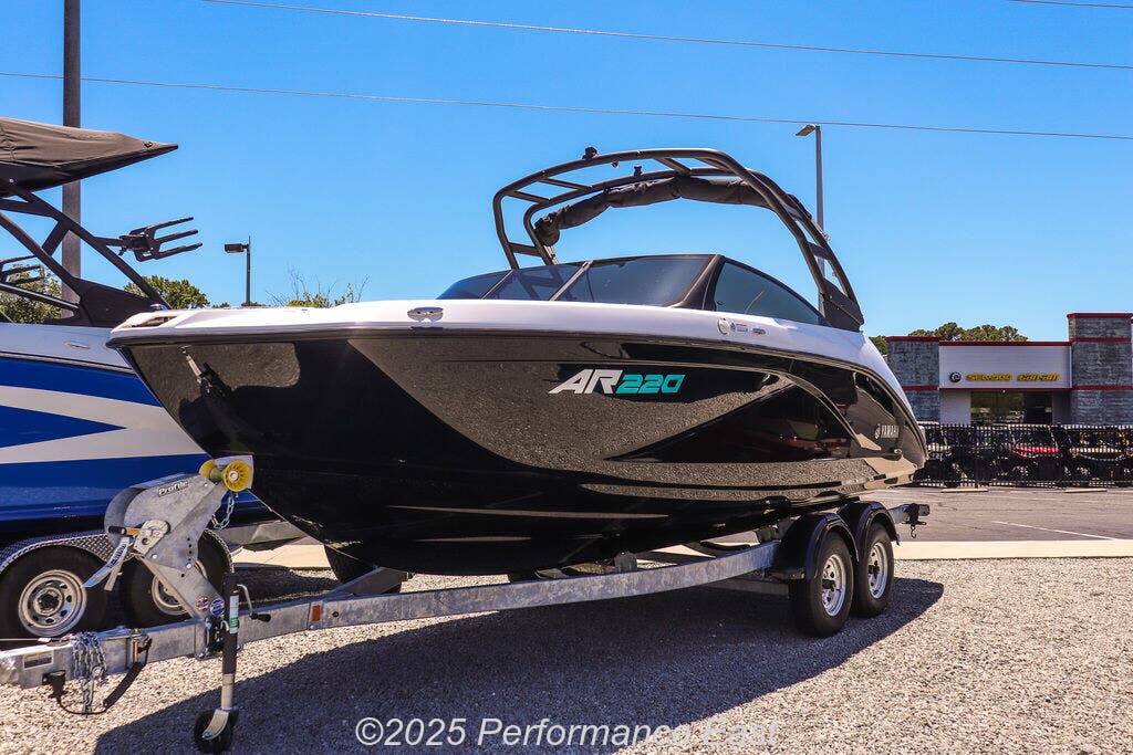 2025 Yamaha Boats AR220