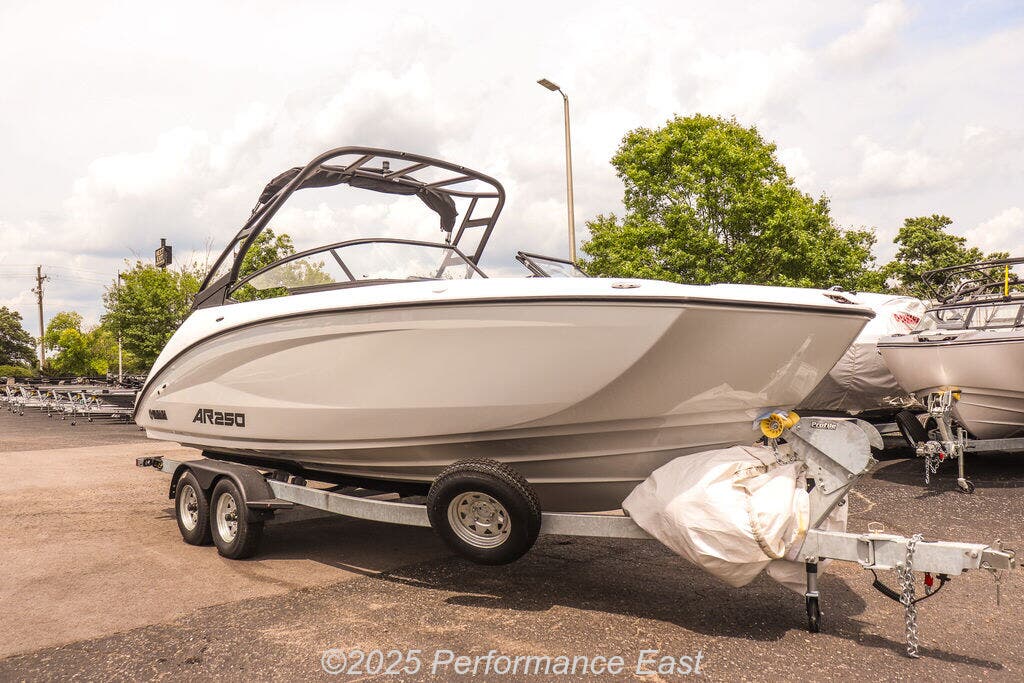 2025 Yamaha Boats AR250