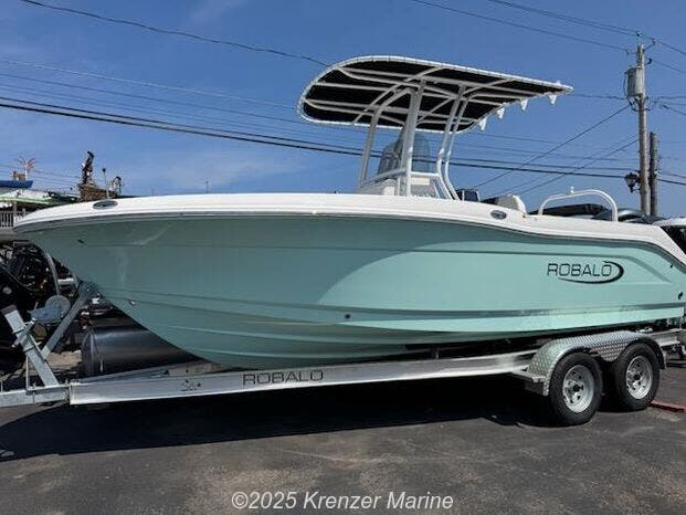 2025 Robalo Center Console R200