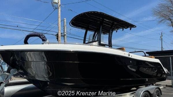 2025 Robalo Center Console R222